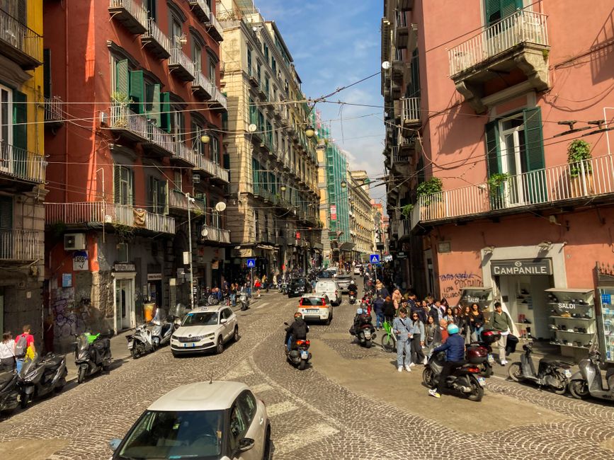 跑了几天外卖发现,很多人原来是修手机的、修汽车的、修家电的技术人员,有手艺为什么要来跑外卖呢?