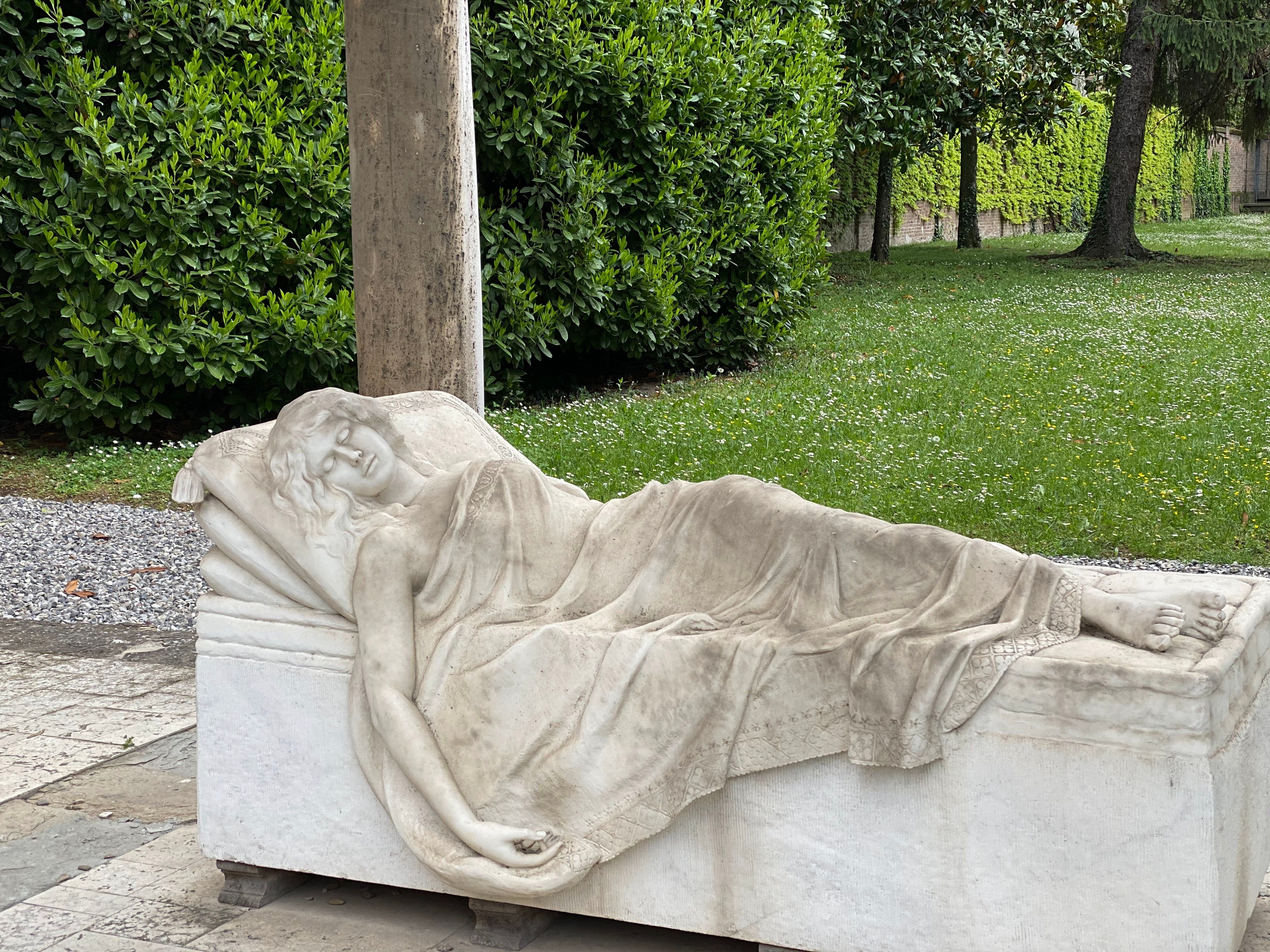 Escultura decorativa en mármol blanco