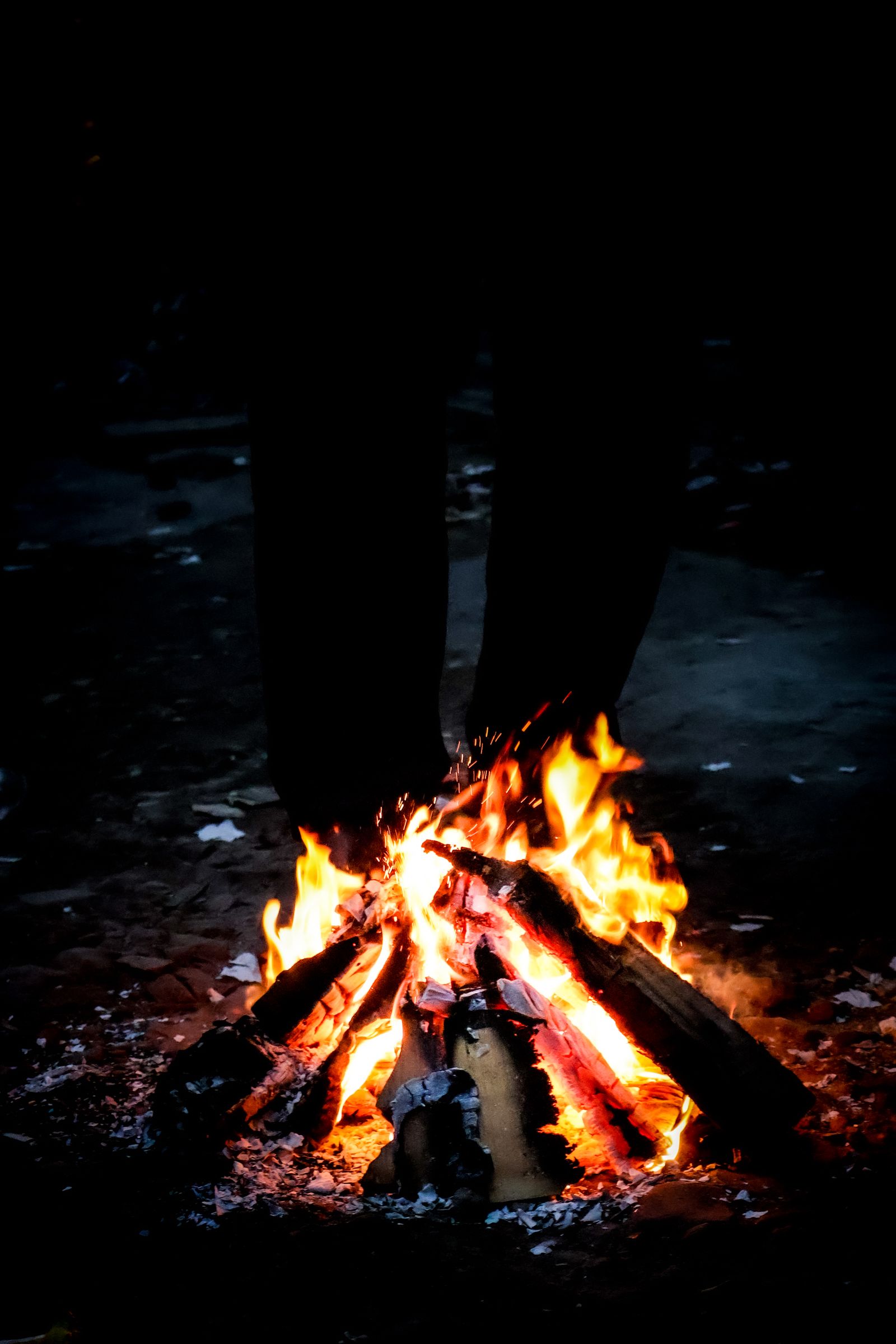 Glowing Fire Pit 4K wallpaper