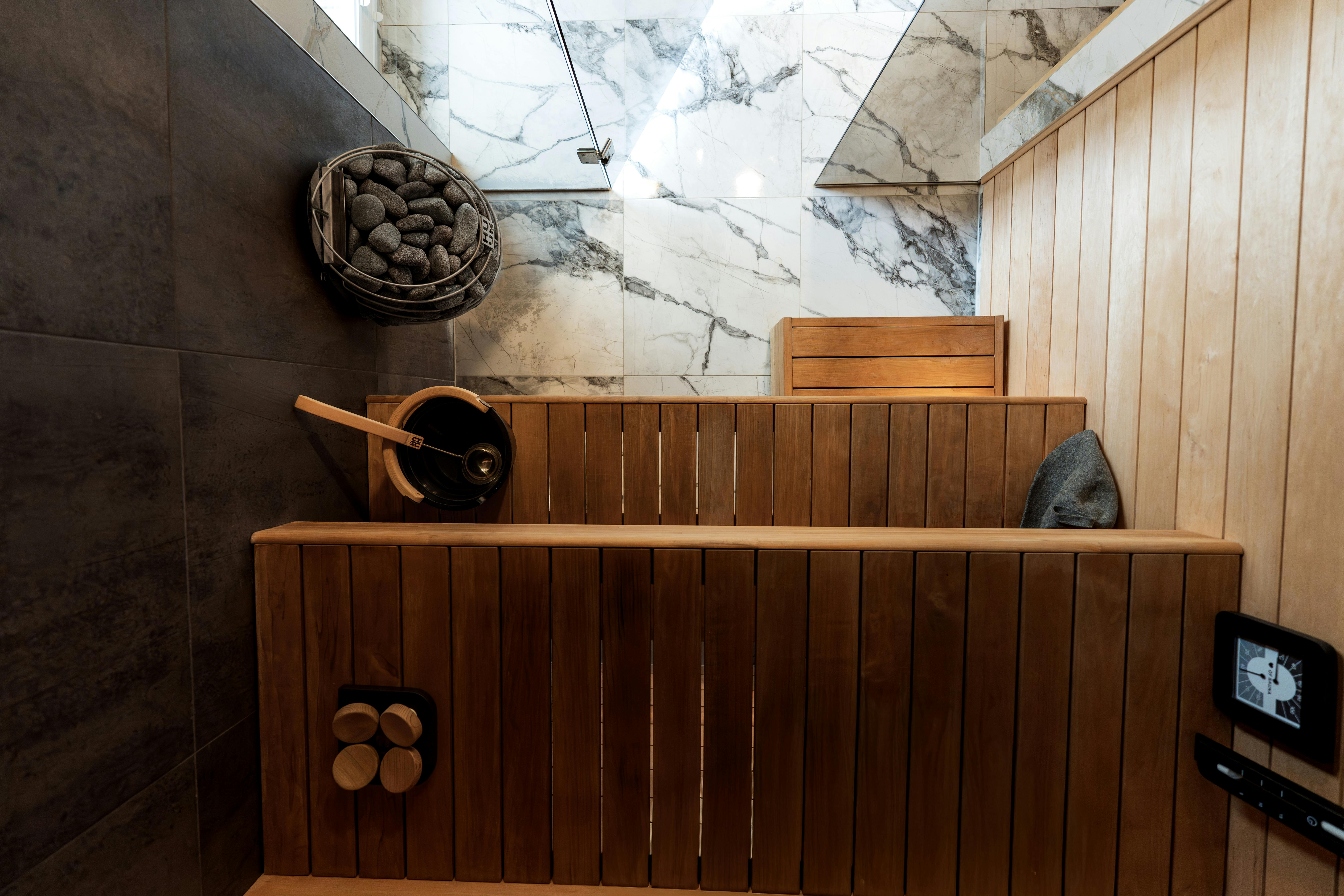 Découvrez l'élégance d'un sauna moderne en bois doté d'un poêle élégant et d'un design minimaliste.