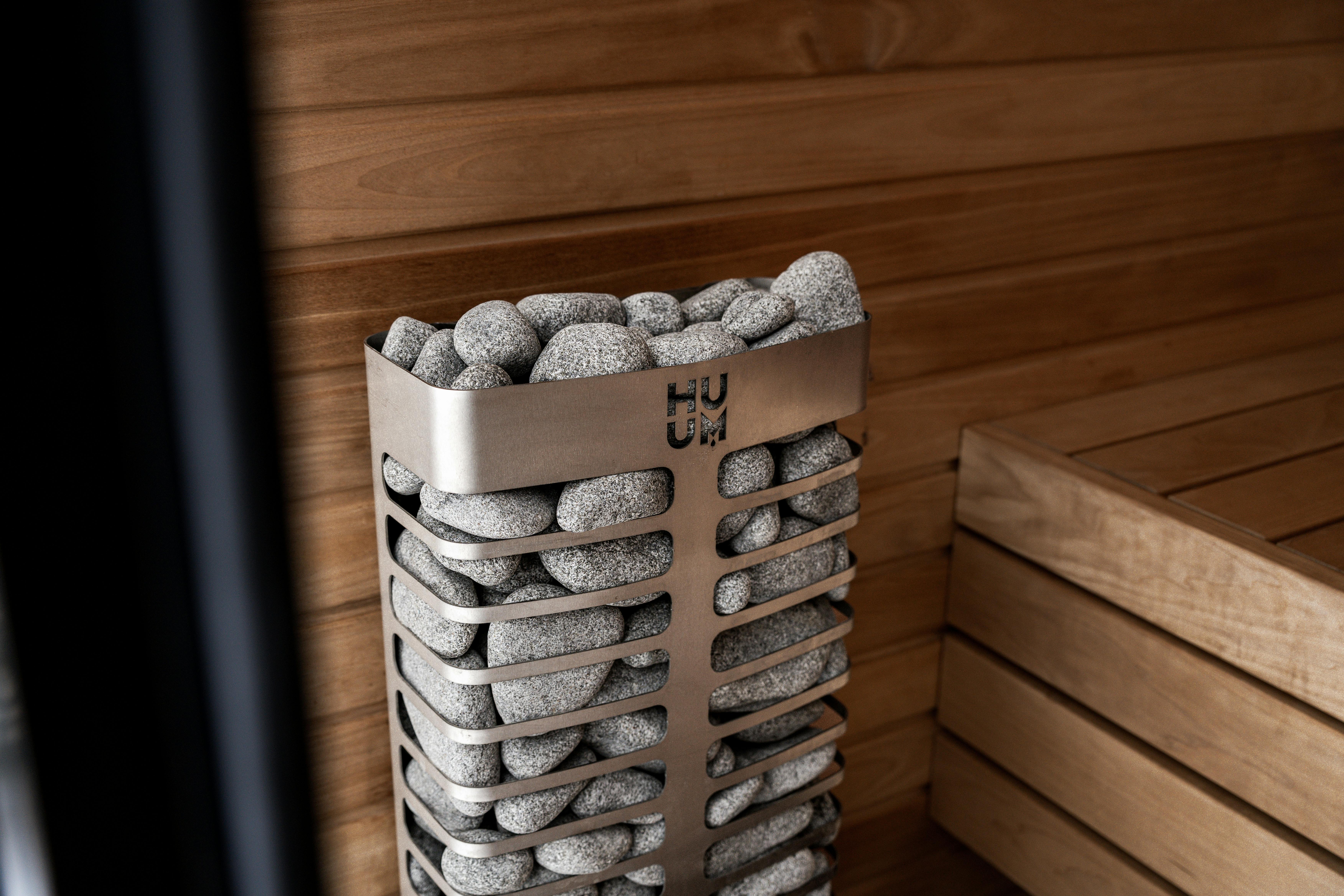Découvrez ce sauna nordique moderne doté d'un élégant poêle électrique et d'un design intérieur en bois naturel.