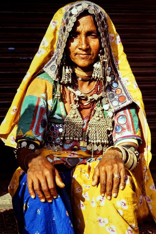 Free Portrait of an Indian woman in traditional colorful attire and jewelry, showcasing cultural heritage. Stock Photo