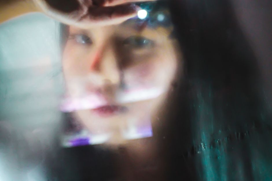 Person looking inward — illustrating the reward-circuit disruption underlying compulsive behavior patterns