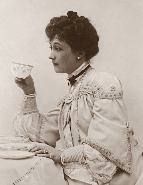 Photo Classique D'une Femme Tenant Une Tasse De Thé