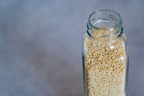Free Close-up of a glass jar filled with sesame seeds, perfect for food photography and healthy lifestyle concepts. Stock Photo
