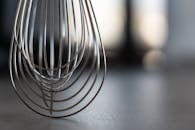 现代厨房环境中，不锈钢搅拌器的特写展示了时尚的设计