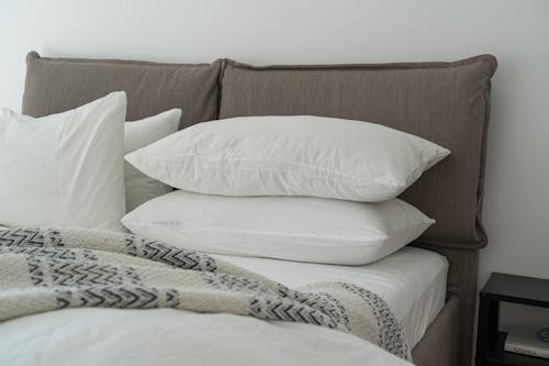 무료 침대에 하얀 베개 스톡 사진