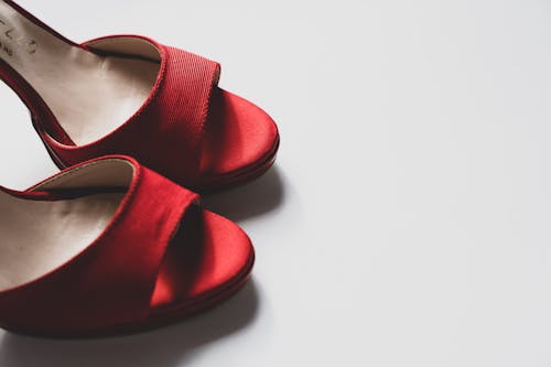 gratis Rode Sandalen Op Witte Achtergrond Stockfoto