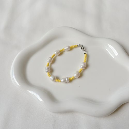 Freshwater pearl and glass bead bracelet — photo by TinyPearl xoxo on Pexels