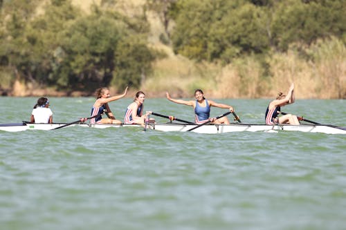 Orang Mendayung Di White Row Boat