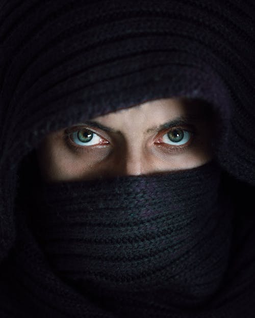 бесплатная Фотография человека в черном хиджабе Стоковое фото