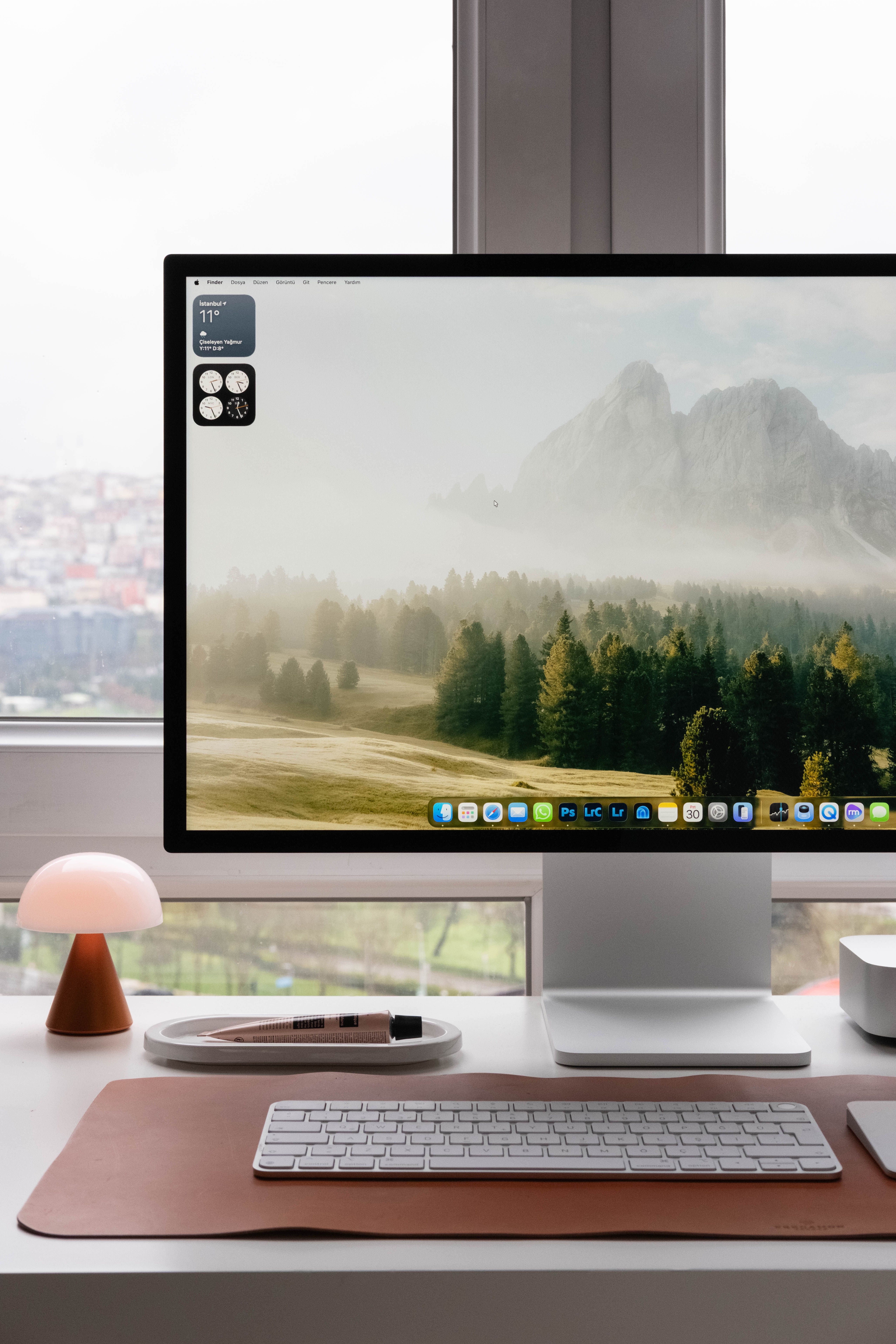 Modern Desktop Setup with Scenic View · Free Stock Photo