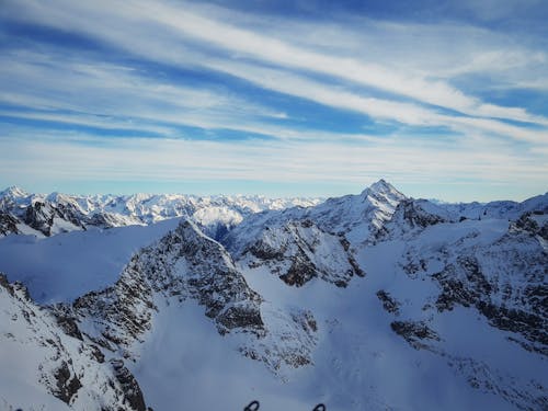 Gratis Alta Montagna Di Picco Coperto Di Neve Sotto Il Cielo Blu Foto a disposizione