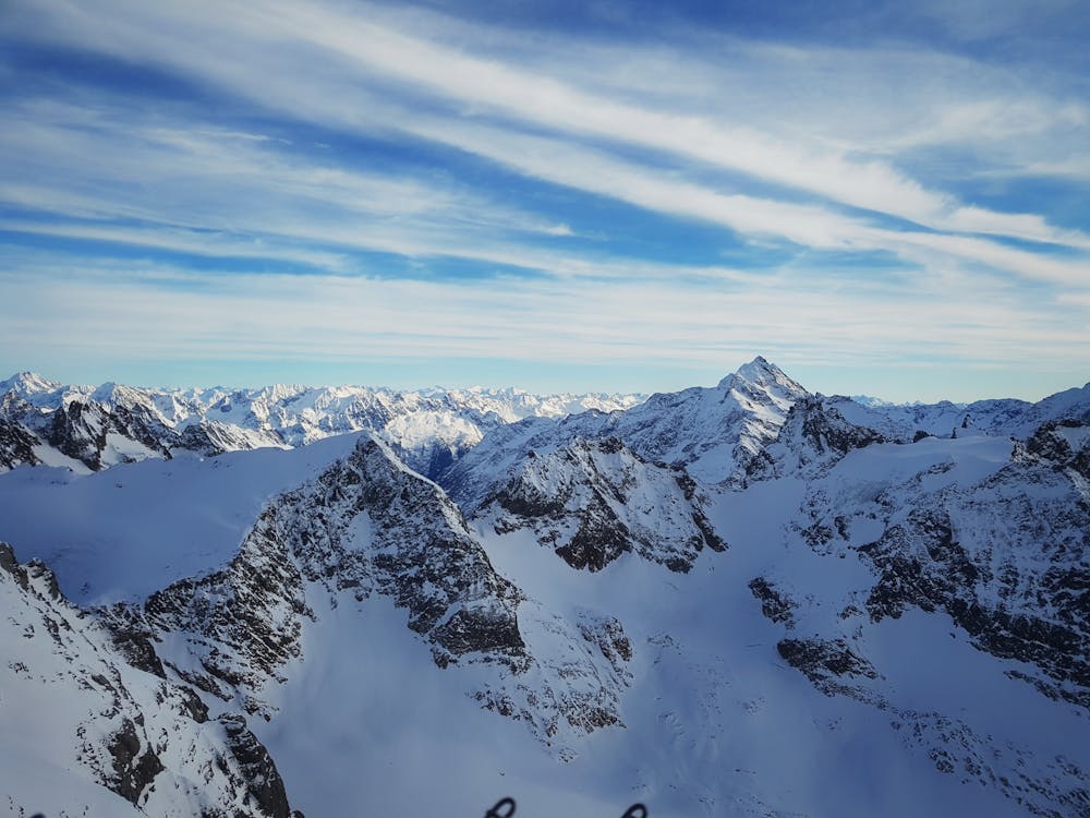 High Peak Mountain Bedeckte Schnee Unter Blauem Himmel