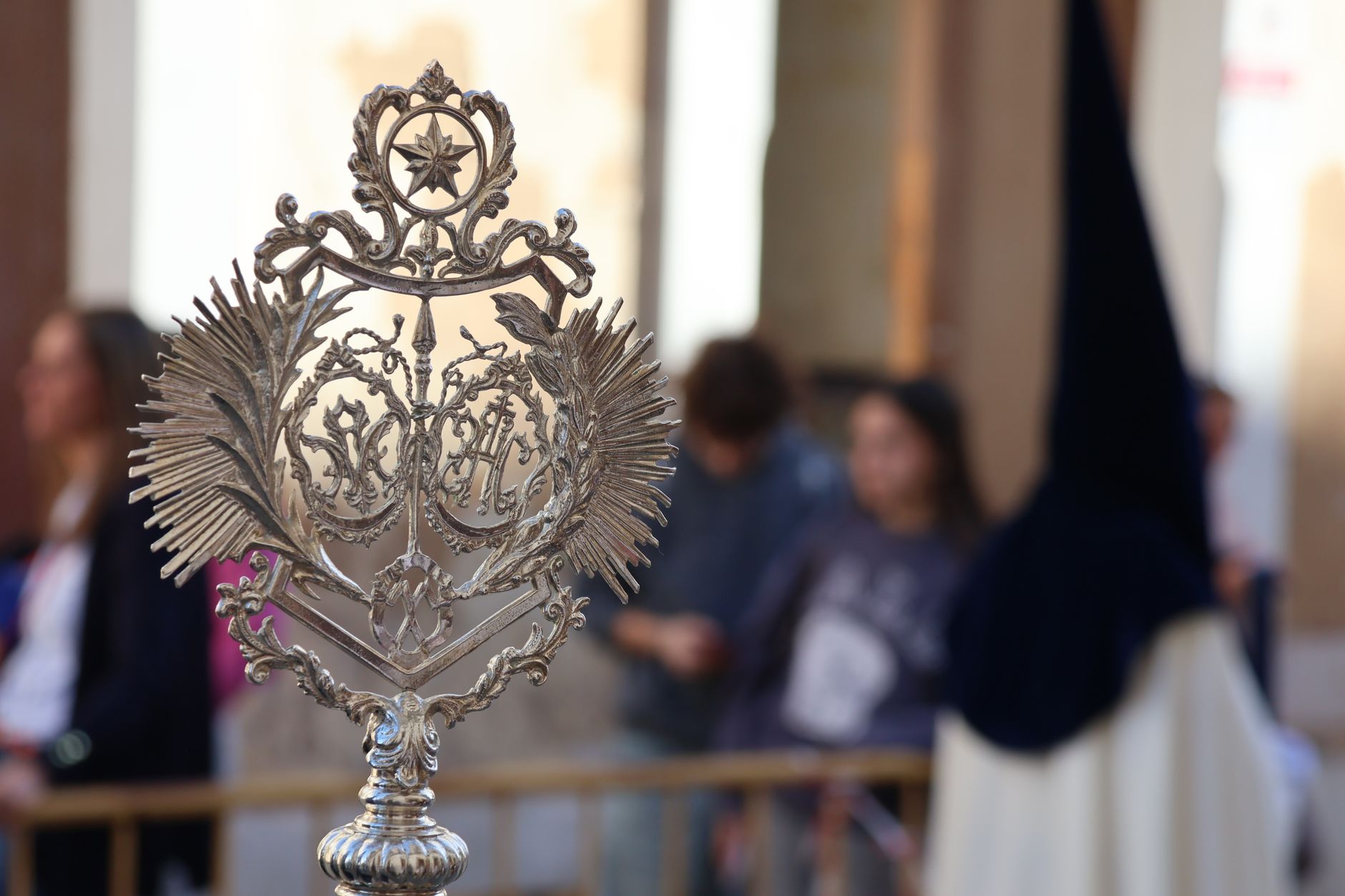 Primer plano de un símbolo religioso ornamentado durante la procesión de Semana Santa en El Puerto de Santa María, España.