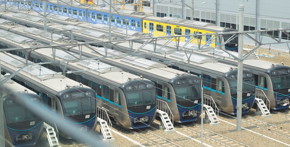 インドネシアのジャカルタにある鉄道の車両基地に停車中の列車の空撮。