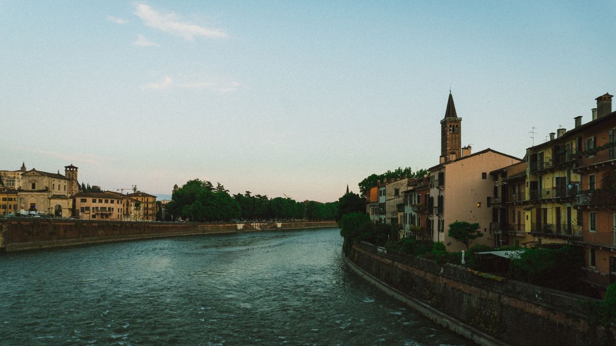 Verona - clădiri istorice pe malul râului, aproape de San Zeno