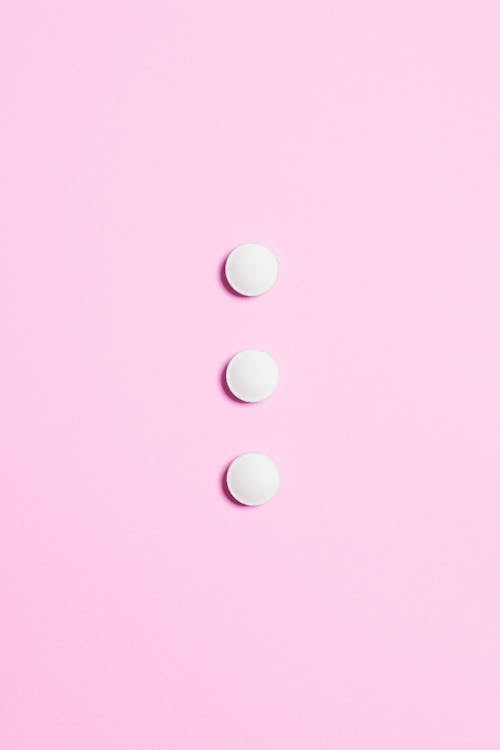 Free Trzy Tabletki Na Różowym Tle Stock Photo