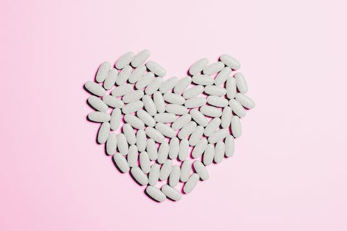 Синие таблетки медицины на форме сердца