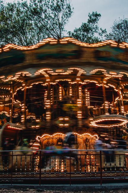 Blurred vintage carousel lights at night in Mexico City create a nostalgic atmosphere.