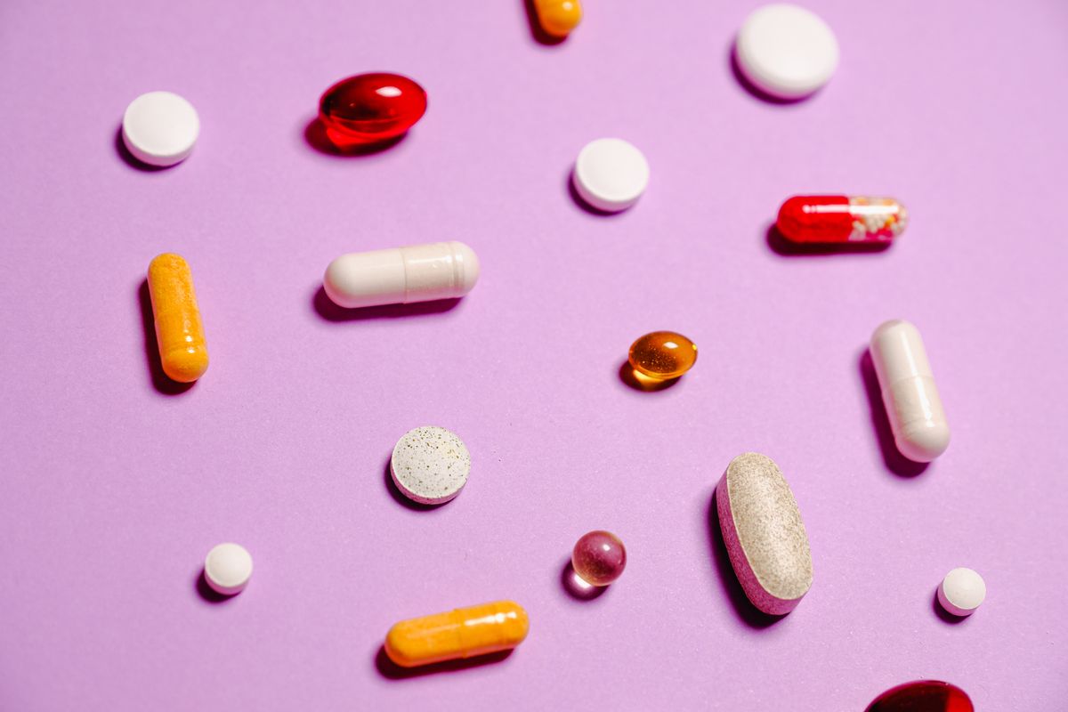 Bunte Tabletten und Kapseln als Motiv zu Mikronährstoffen