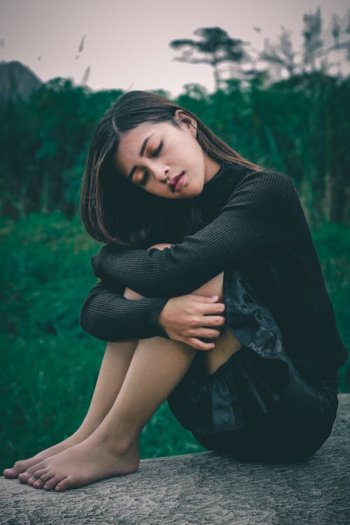 Fotografia De Mulher Sentada Na Madeira