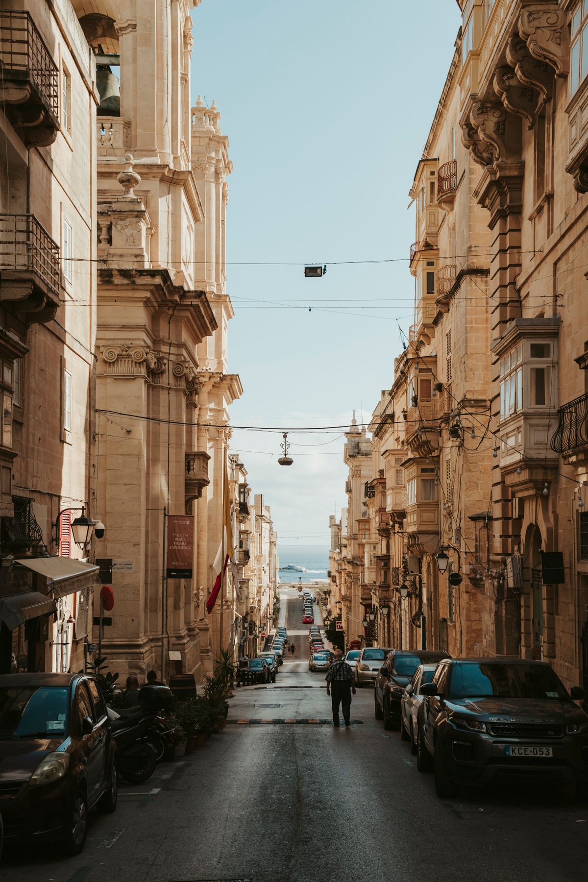 Valletta Malta - stradă îngustă din centrul istoric într-o zi însorită