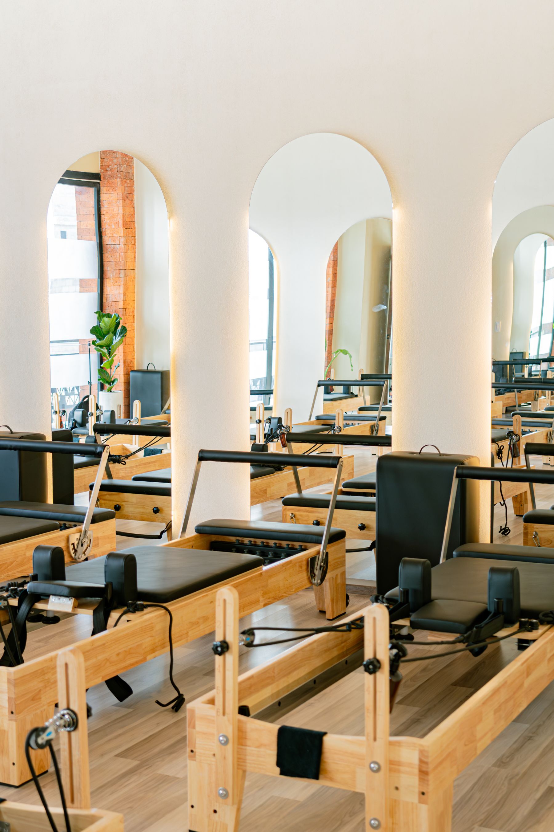 Estudio de Pilates reformer luminoso