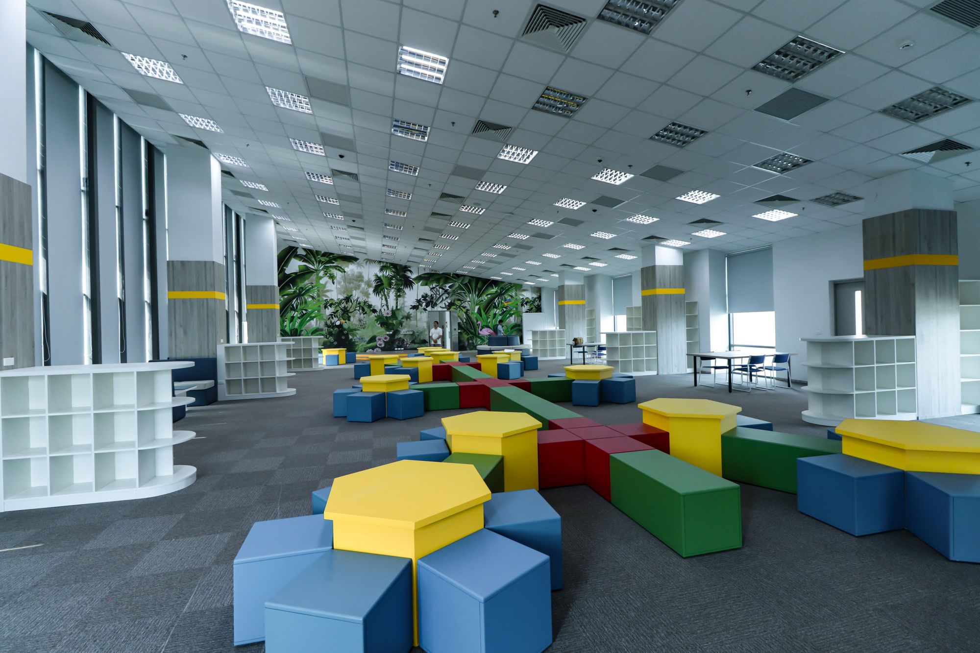 Espacio educativo contemporáneo con mobiliario modular colorido
