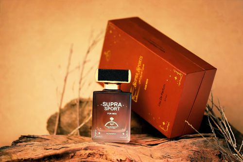 Free Elegant men's perfume bottle with woody background. Perfect for luxury branding and product photography. Stock Photo