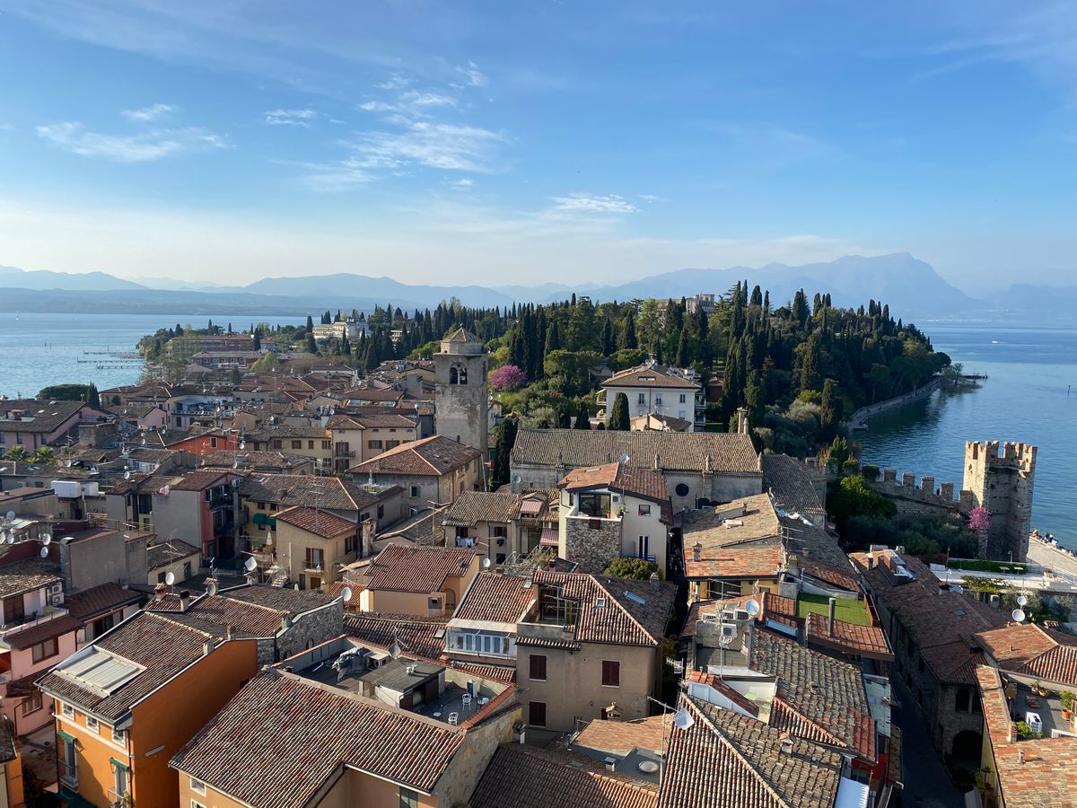 Sirmione vazut de sus, cu castelul crenelat si lacul