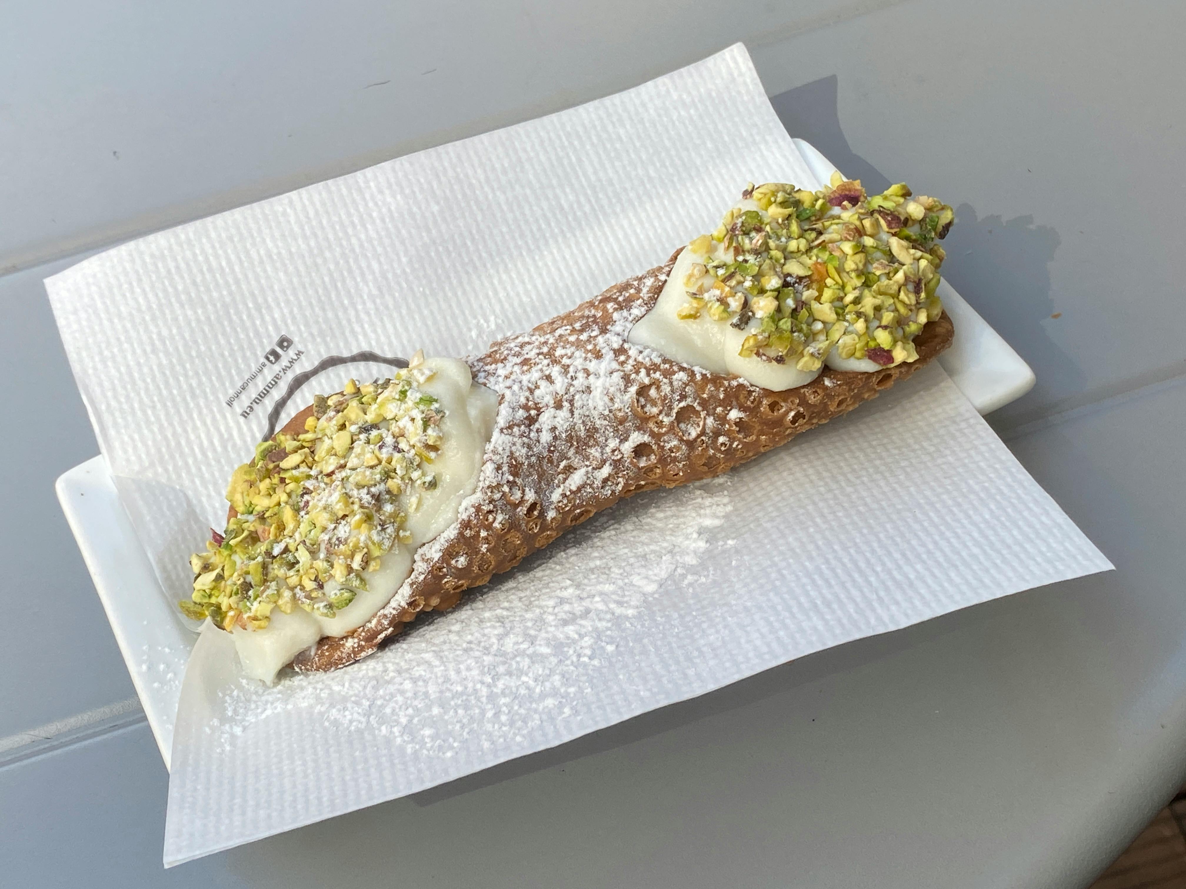 Olasz cannoli – szicíliai ricottás töltött tésztacsoda – filled cannoli with pistachio decoration