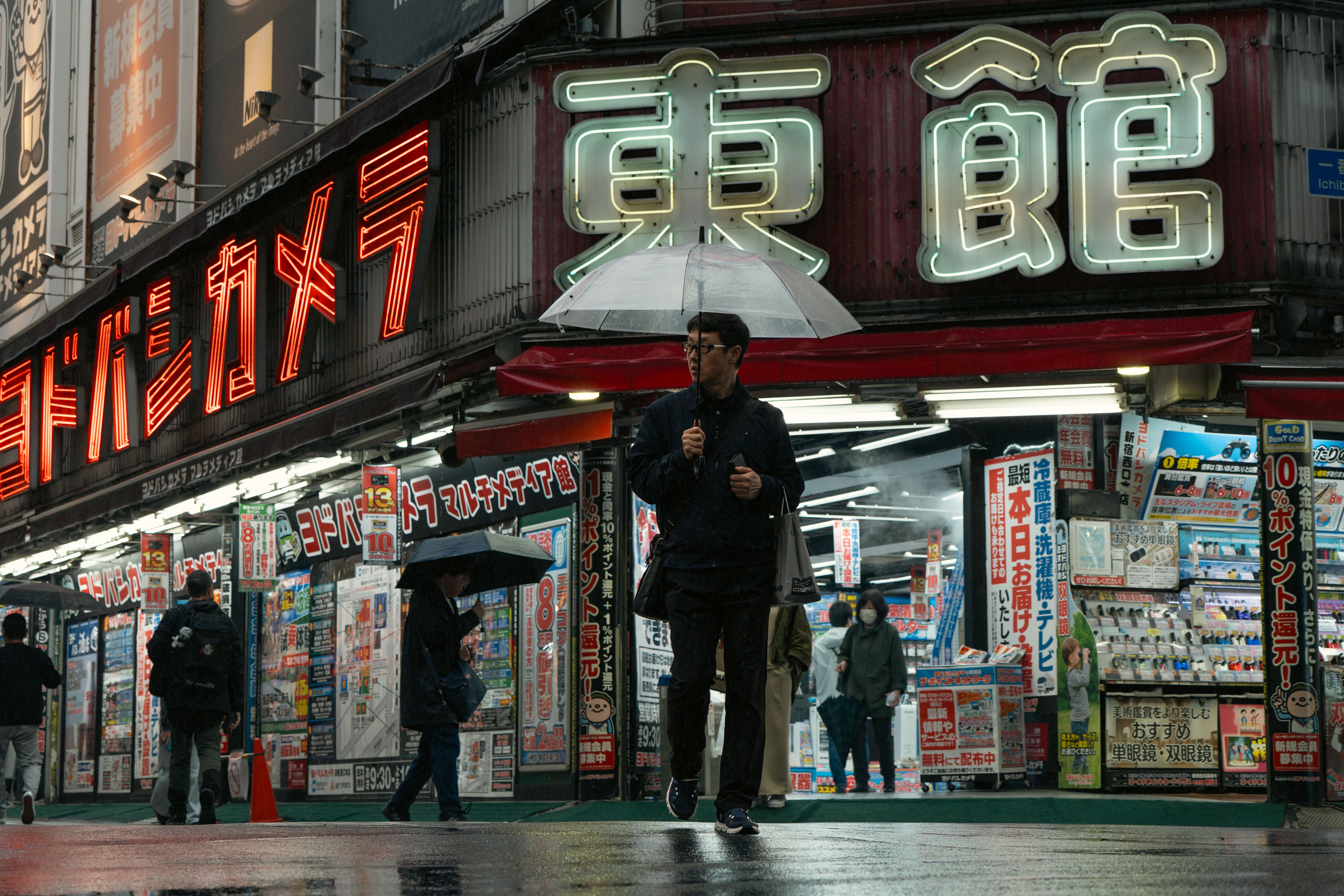 Night Scene in Shinjuku, Tokyo with Neon Signs · Free Stock Photo