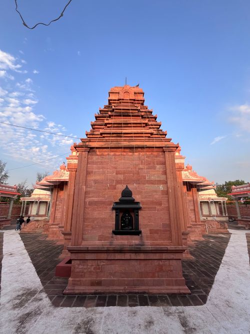 Free Stunning red sandstone temple architecture under a clear blue sky in Honnihal, India. Stock Photo