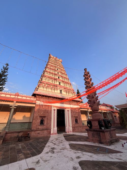 Free A grand temple with intricate carvings captured under a clear blue sky in Honnihal, India. Stock Photo