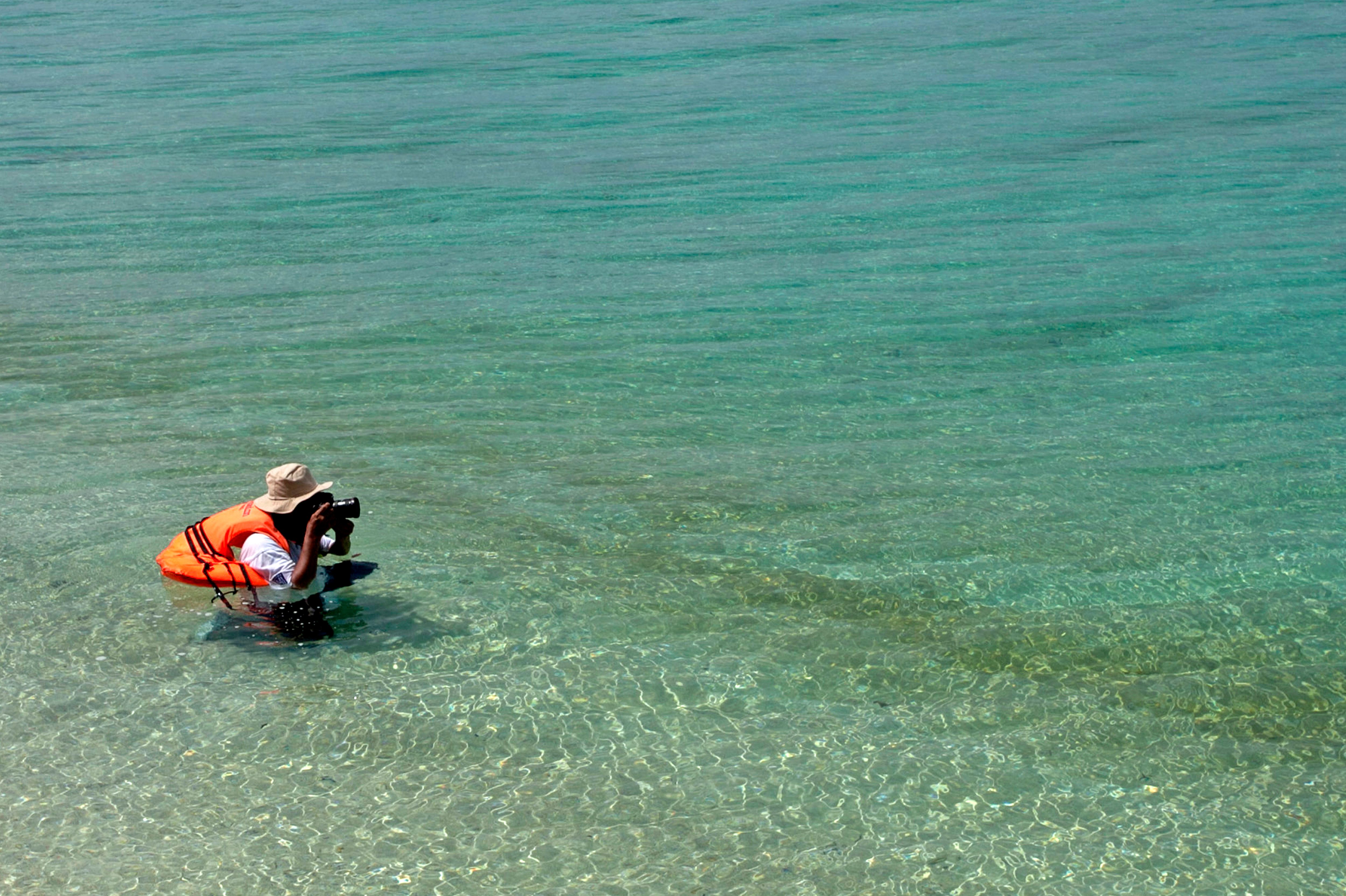 Kamera am Strand – Vorbereitung für Unterwasserfotografie beim Schnorchelurlaub