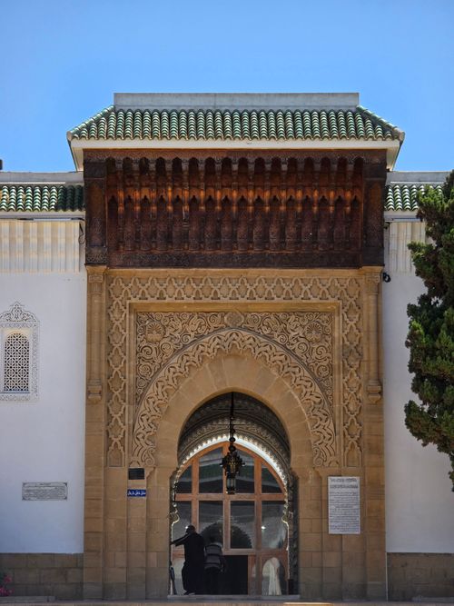 Free A beautifully detailed entrance of a mosque showcasing Islamic architecture in bright daylight. Stock Photo