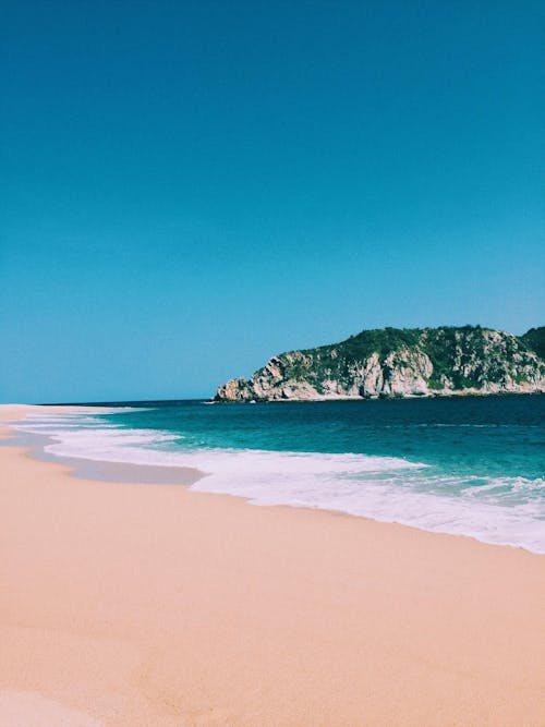 Mar Azul Perto Da Montanha Verde Sob O Céu Azul