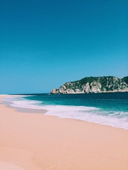 热带海滩景色如田园诗般，天空晴朗，海浪温和