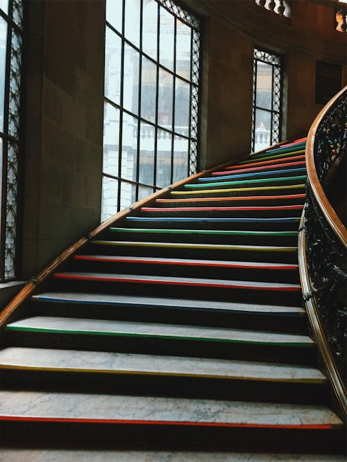 多彩色条纹楼梯