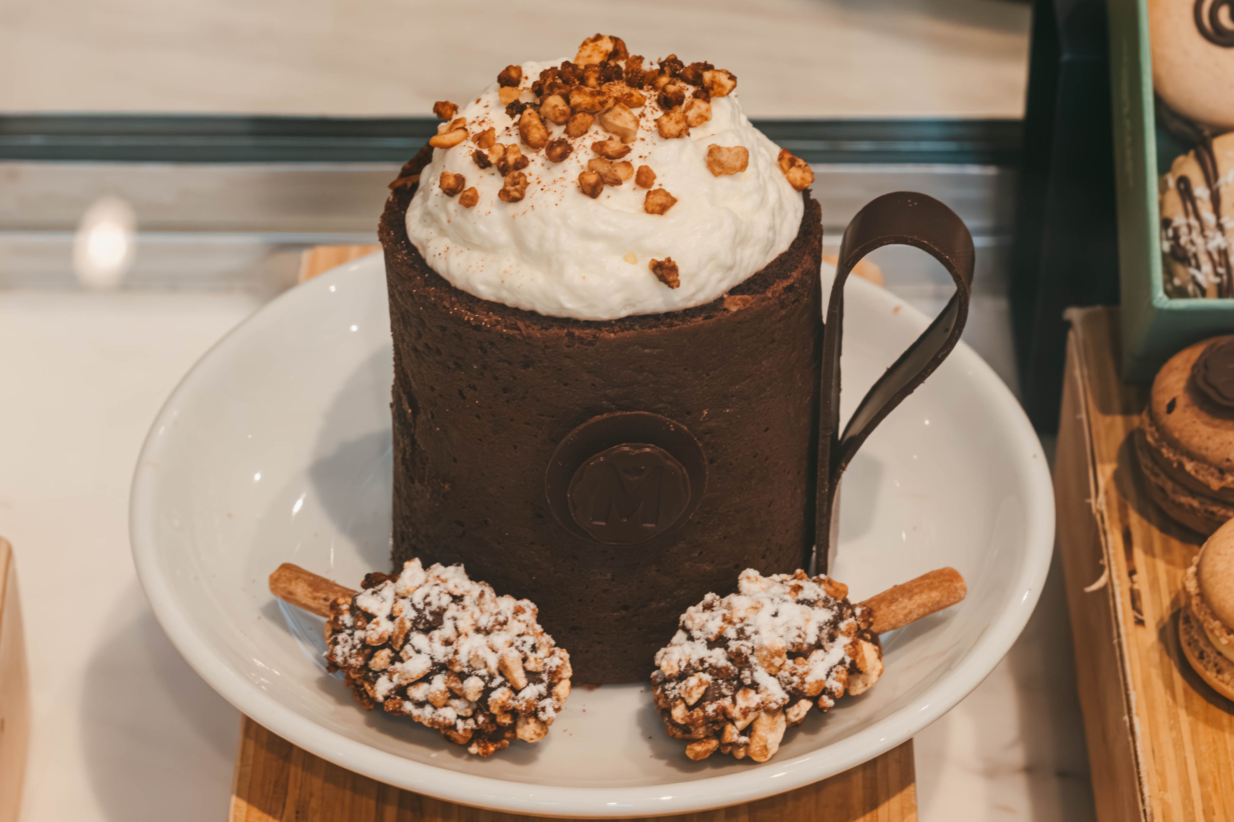 Chocolate mug cake prepared in a microwave - receitas de bolo