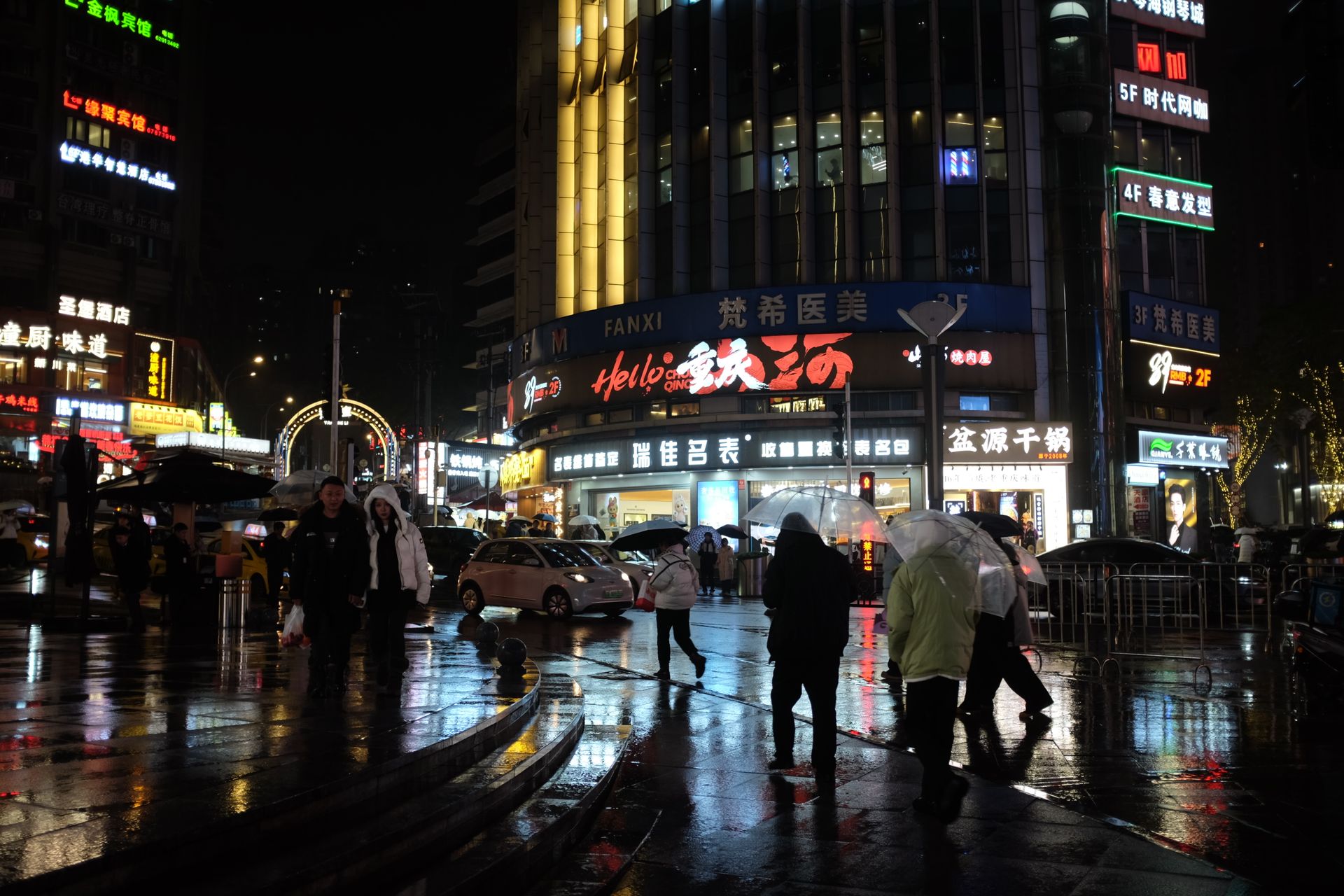 Gece yağmurla ıslanmış boş bir sokak