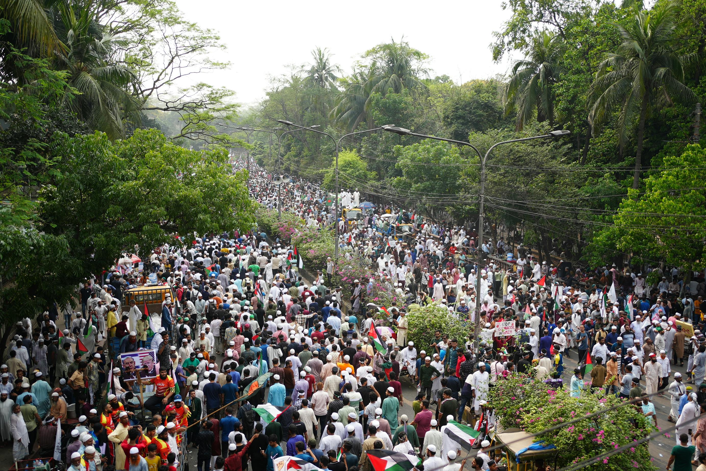 crowded street protest dhaka bangladesh