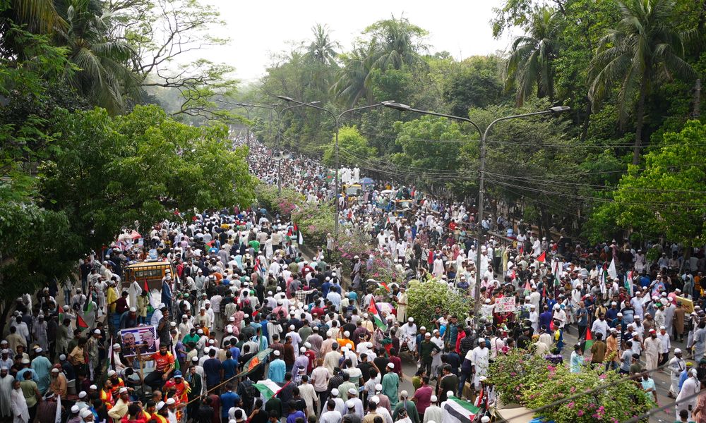 crowded street protest dhaka bangladesh