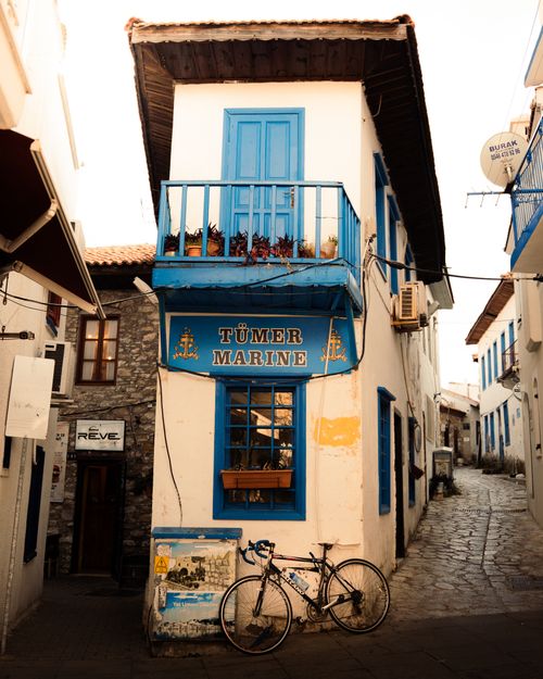 Free Picturesque narrow street with blue and white architecture in Marmaris, Türkiye. Stock Photo