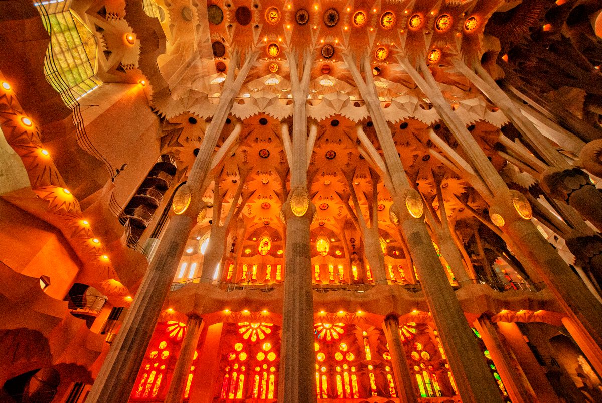 Interiorul Sagradei Familia in lumina rosie si portocalie de dupa-amiaza