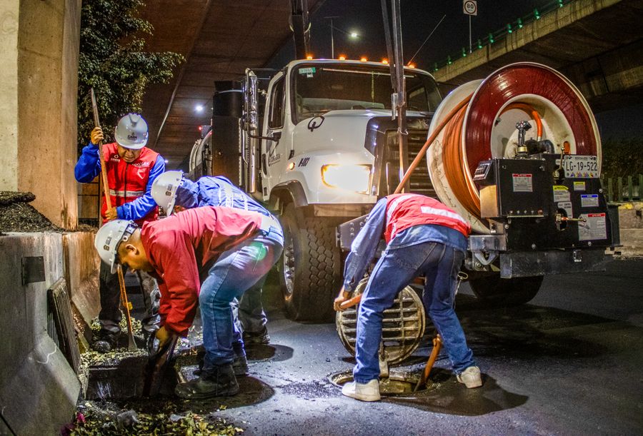 Drain Unblocking Mitcham – 24/7 Rapid Response & Fixed Prices 3 Drainage workers using professional equipment for emergency drain unblocking