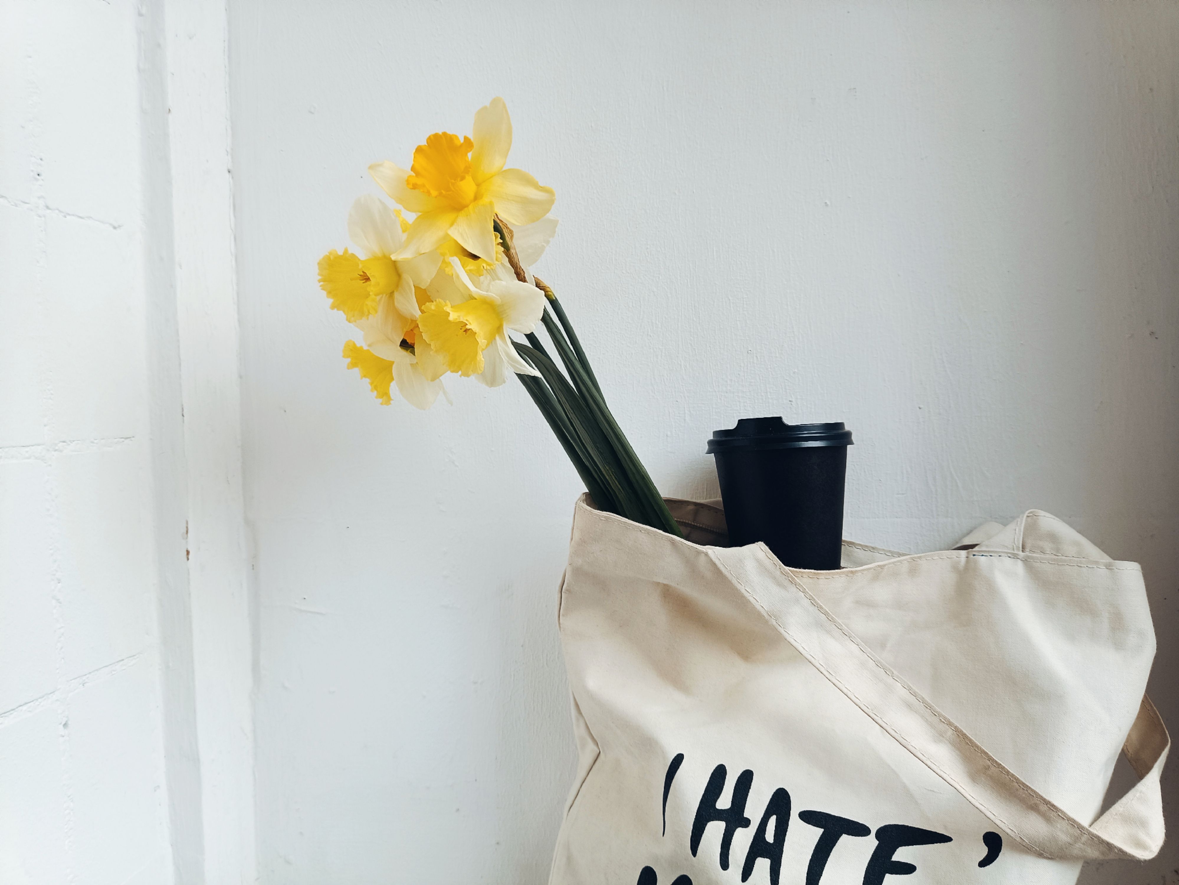 Weiße Lederhandtasche auf hellem Hintergrund