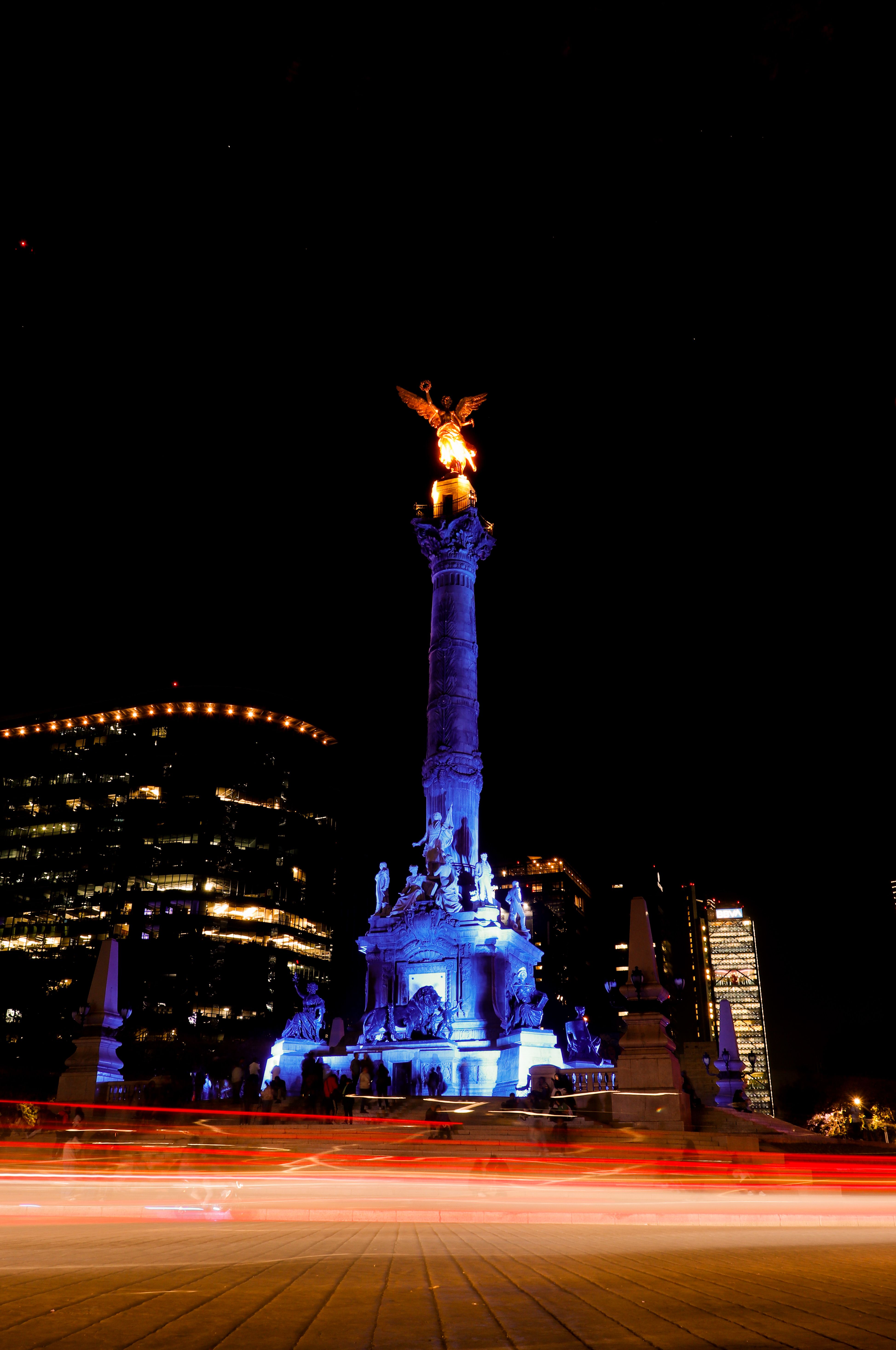 Stunning night view of the Angel of Independence in Mexico City, illuminated beautifully.