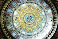 布达佩斯圣史蒂芬大教堂的圆顶天花板华丽壮观，其宗教艺术丰富的景色令人惊叹